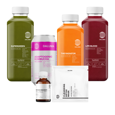 Erleben Sie den 1 TAG SAFTFASTEN RESET von DALUMA: drei große Flaschengetränke in minimalistischer Verpackung, perfekt für das Saftfasten oder den Cleanse Day. Enthält kaltgepresste Säfte, eine Dose, eine kleine Flasche und zwei Einwegbeutel.