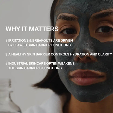 Eine Frau mit einer dunklen Gesichtsmaske, wie der CLEANSE AND HYDRATE MASK DUO 3 PACK von DALUMA, blickt in die Kamera. Weißer Text erklärt: Eine schwache Hautbarriere kann zu Irritationen führen; eine gesunde Hautbarriere schließt die Feuchtigkeit ein. Einige Masken können Ihre Hautbarriere beeinträchtigen.