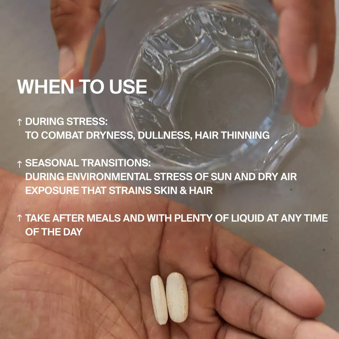 Eine Hand hält zwei beigefarbene DALUMA SIX ELEMENTS SKIN KOLLAGEN KAPSELN - vollgepackt mit Meereskollagen und Omega 3 -, während die andere ein Glas Wasser über den Kopf hält. Bei Stress, saisonalen Veränderungen oder nach den Mahlzeiten mit viel Flüssigkeit einnehmen.