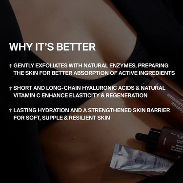 Nahaufnahme der Tuben der ANTI AGING ESSENTIAL ROUTINE von DALUMA neben der nackten Schulter einer Person, die das Peeling mit Enzymen, die verbesserte Elastizität durch Hyaluronsäure und Vitamin C sowie die dauerhafte Feuchtigkeitszufuhr für eine widerstandsfähige Haut hervorhebt.