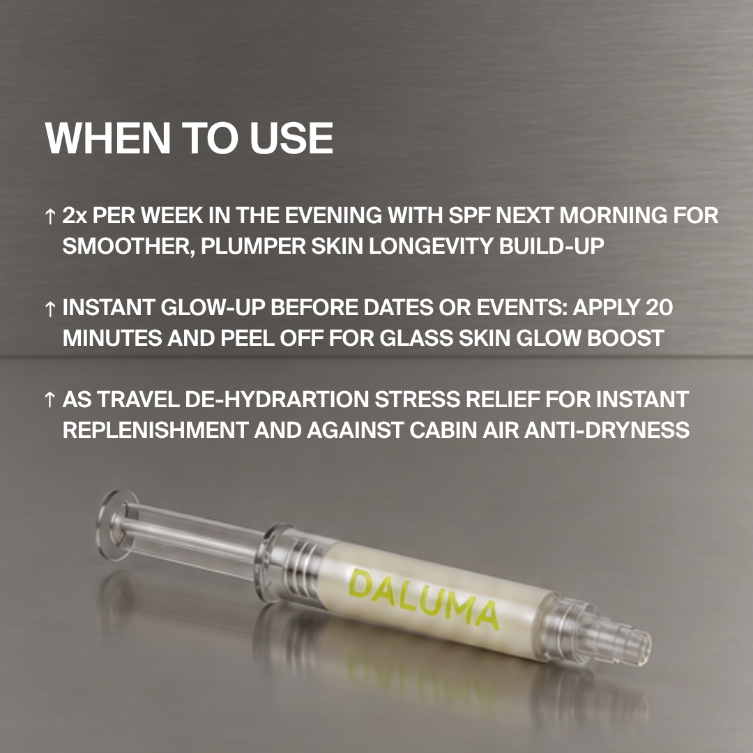 Gebrauchsanweisung für die DALUMA LONGEVITY GLOW MASKE 5ER-PACKUNG mit Angaben zur Anwendungshäufigkeit für die tägliche Pflege, besondere Anlässe oder Reisen, daneben ein mit Creme gefüllter Applikator in Spritzenform.