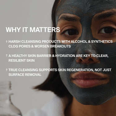 Eine Frau mit der CLEANSING AKTIVKOHLE FACE MASK von DALUMA auf der Hälfte ihres Gesichts schaut in die Kamera. Der Text neben ihr erklärt die Bedeutung der Hautpflege - Reinigung, Unterstützung der Hautbarriere, Hydratation und Regeneration.