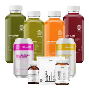 Die BETTER SKIN SAFTKUR 3 TAGE von DALUMA zeigt bio-kaltgepresste Säfte in Grün, Orange und Dunkelrot, zwei adaptogene Kombucha-Dosen und drei Ergänzungsdosen auf weißem Hintergrund.