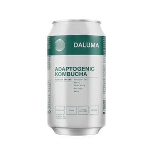 Eine silberne DALUMA-Dose mit grünen Akzenten mit der Aufschrift GLOW UP GREENS MARACUJA KOMBUCHA enthält Passionsfrucht, Basilikum, Aloe Vera, Moringa und Amla. Vegane und natürliche Zutaten unterstützen die Darmgesundheit mit probiotischen Kulturen. Erhältlich als 24er-Pack.
