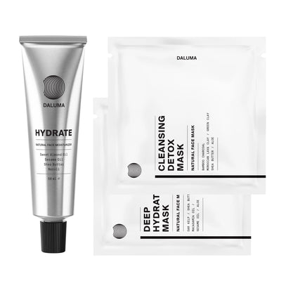 Eine silberne Tube und zwei weiße Tütchen der HYDRATING ESSENTIALS von DALUMA mit minimalistischer schwarzer Schrift sind als Feuchtigkeitscreme und Masken für das Gesicht gekennzeichnet.