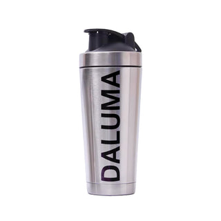 Der DALUMA PROTEIN SHAKER EDELSTAHL ist eine Edelstahlflasche mit schwarzem Flip-Top-Deckel und dem Aufdruck "DALUMA" in fetten schwarzen Buchstaben - eine nachhaltige Wahl für vegane Performance-Proteinshakes. Der Hintergrund ist einfarbig weiß.