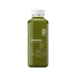 Eine durchsichtige Plastikflasche mit weißem Deckel enthält DALUMA SUPERGREEN GREEN JUICE, mit Grünzeug wie Sellerie, Spinat, Grünkohl, Petersilie, sowie Zitrone und Basilikum. Erhältlich als 6er Pack von kaltgepresster Saft.