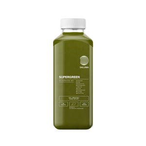 Eine durchsichtige Plastikflasche mit weißem Deckel enthält DALUMA SUPERGREEN GREEN JUICE, mit Grünzeug wie Sellerie, Spinat, Grünkohl, Petersilie, sowie Zitrone und Basilikum. Erhältlich als 6er Pack von kaltgepresster Saft.