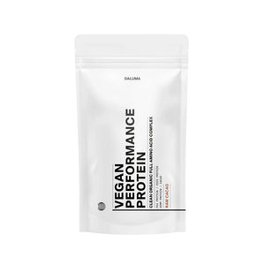 Ein weißer, wiederverschließbarer Beutel mit der Aufschrift VEGANES PERFORMANCE PROTEIN KAKAO" von DALUMA weist auf einer minimalistischen Verpackung mit schwarzem und orangefarbenem Text auf den vollen Aminosäurekomplex" und Rohkakao" hin, um dieses pflanzliche Protein hervorzuheben.