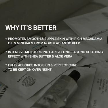 Ein Werbebild zeigt die DEEP HYDRATION FEUCHTIGKEITSMASKE von DALUMA und hebt Vorteile wie glatte, geschmeidige Haut, intensive Feuchtigkeit durch Sheabutter und die Absorption über Nacht hervor, gegenüber der Produktverpackung und der Flasche der Feuchtigkeitsmaske.