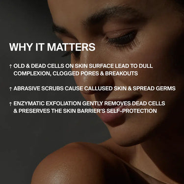 Eine Frau mit glatter Haut blickt vor einem dunklen Hintergrund nach unten. Der eingeblendete Text hebt hervor, warum sanfte Pflege und natürliche Regeneration wichtig sind, warnt vor scheuernden Peelings und wirbt für DALUMA GREEN COFFEE CLEANSER ENZYMPEELING für enzymatisches Peeling.