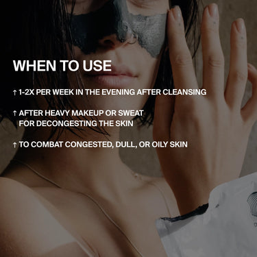 Eine Person mit einer schwarzen DALUMA CLEANSING AKTIVKOHLE FACE MASK im Gesicht hält das Produkt. Text überlagert: 1-2x wöchentlich, nach starkem Make-up oder Schwitzen, oder bei verstopfter, fahler oder fettiger Haut anwenden.