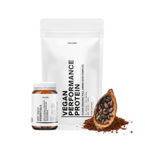 Ein DALUMA PERFORMANCE DUO KAKAO Set-eine Vegan Performance Protein Tüte, Daily Essentials Flasche und ein Kakaopod mit Kakaopulver-alle vor weißem Hintergrund.