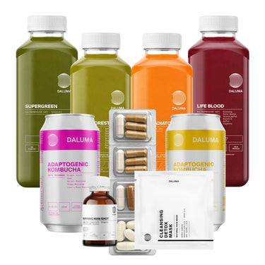 Die BESSERE SAFTKUR PLUS - 3 TAGE von DALUMA besteht aus biologisch kaltgepressten Säften, reinigenden Getränkemischungen, adaptogenen Kombucha-Dosen, Kapseln in Blisterverpackungen und einer Flasche mit Nahrungsergänzungsmitteln - alles zusammen für Ihre Reinigungskur.