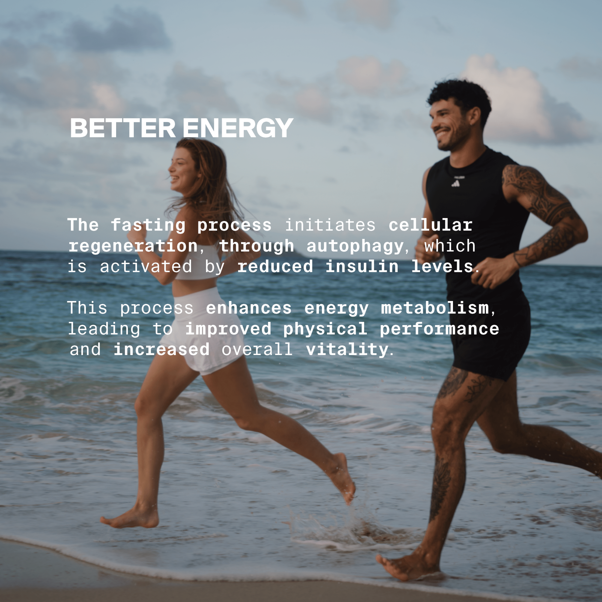 Ein lächelnder Mann und eine lächelnde Frau joggen barfuß am Strand unter einem bewölkten Himmel. Der eingeblendete Text hebt die Vorteile von DALUMAs BETTER ENERGY SAFTKUR 7 TAGE hervor: Fasten für mehr Energie, Zellregeneration und verbesserte Leistung.