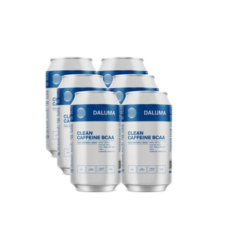 Sechs silberne Dosen mit blauen und weißen Etiketten mit der Aufschrift "Daluma Clean Caffeine BCAA" sind auf weißem Hintergrund gruppiert. Die Dosen zeigen Produktdetails in einem modernen, minimalistischen Stil.
