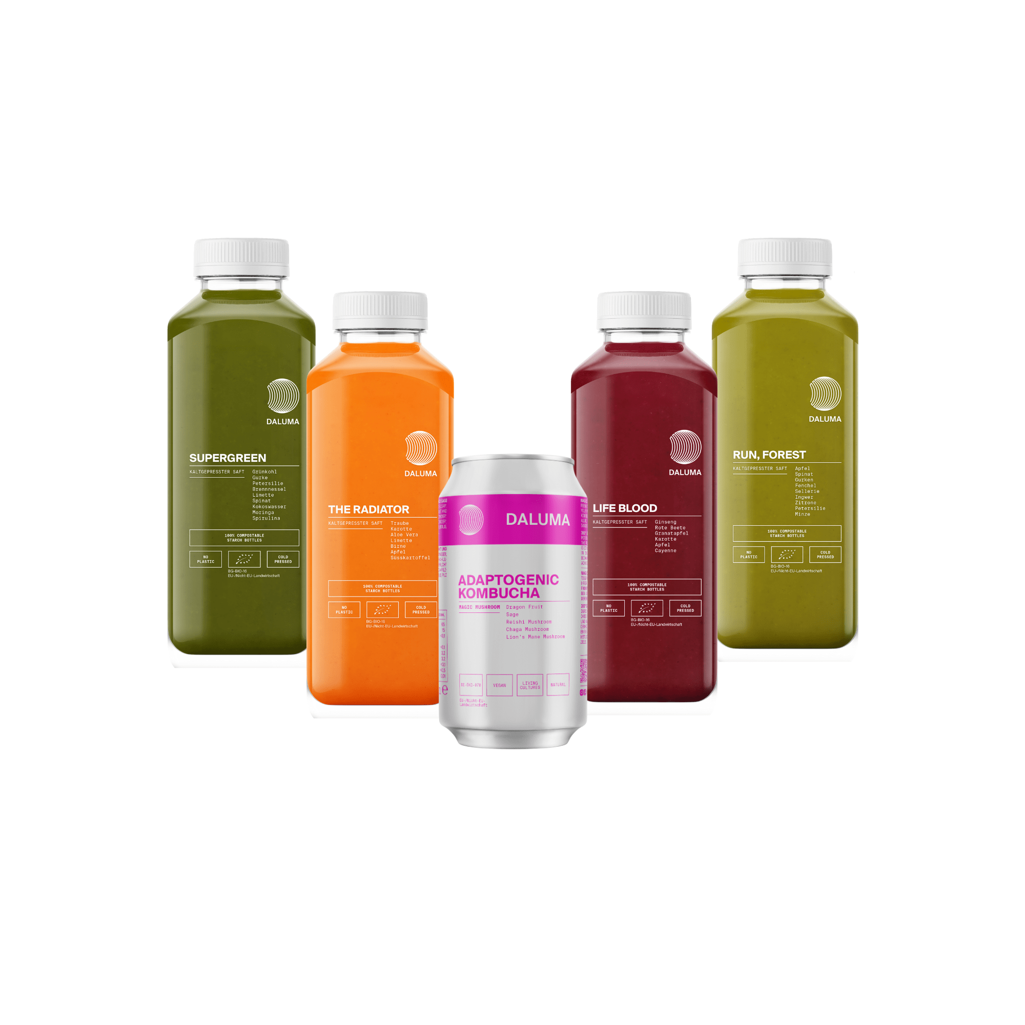 Fünf Getränkeflaschen - drei grüne, eine orangefarbene und eine rote - sind in einer Reihe auf einem weißen Hintergrund angeordnet. Davor steht eine rosafarbene und silberne Dose aus dem DAILY FEEL GOOD JUICE PACKAGE von DALUMA, perfekt für die Erfrischung im Alltag.