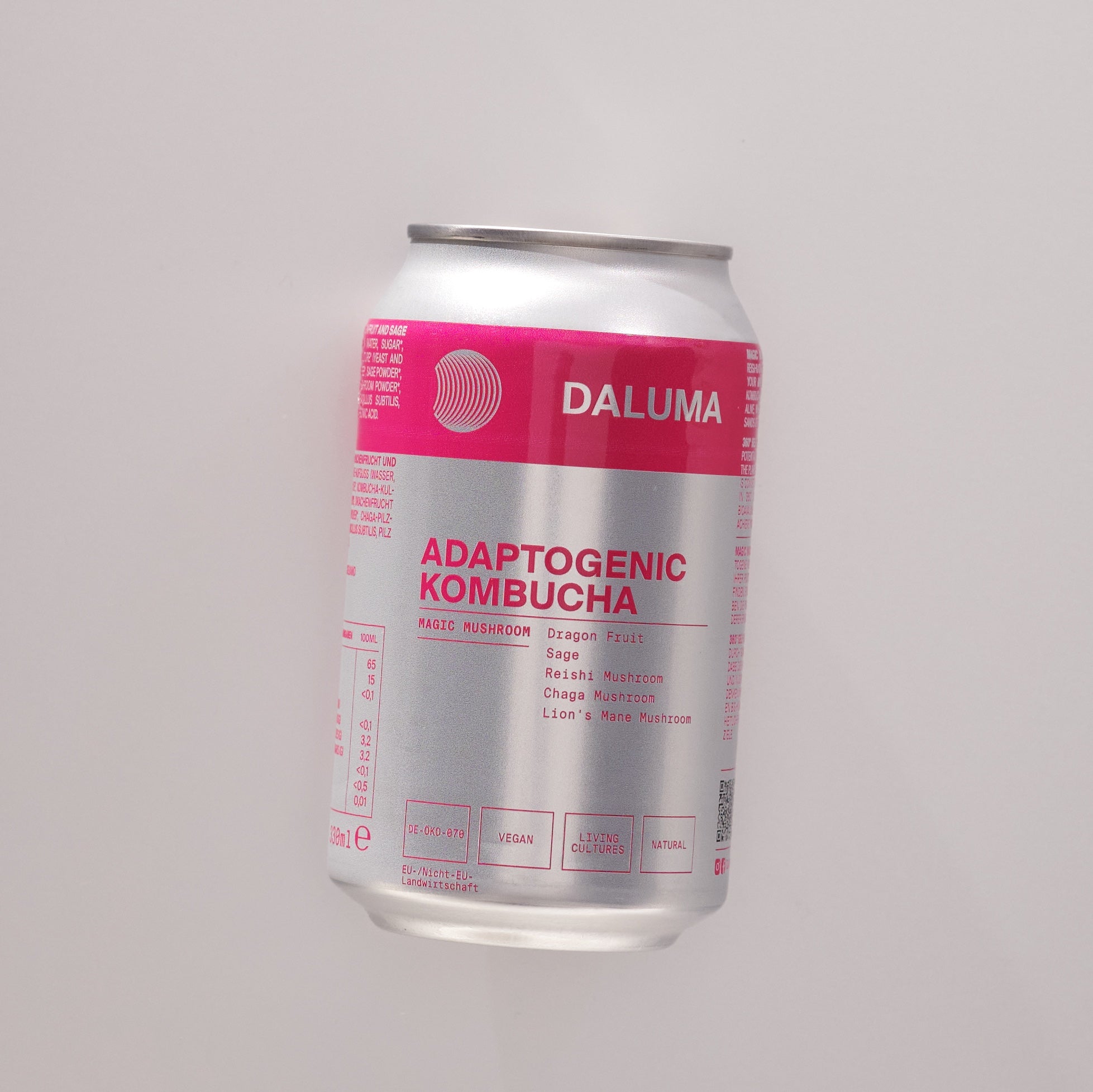Eine Dose DALUMA Adaptogenic Kombucha mit rosa-weißem Etikett und den Geschmacksrichtungen Drachenfrucht, Salbei und Pilze - ideal für Ihr DALUMA DAILY FEEL GOOD JUICE PACKAGE Abonnement - auf einem einfachen hellen Hintergrund.