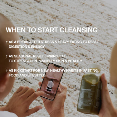 Jemand hält eine DALUMA BESSERE SAFTKUR PLUS - 7 TAGE grüne Saftflasche in der Hand, während er eine Cleanse-App benutzt. Das Bild zeigt den idealen Zeitpunkt für eine Saftkur: nach Stress, übermäßigem Essen, saisonal oder um gesunde Gewohnheiten zu beginnen. Ein leichter Teppich ist sichtbar.