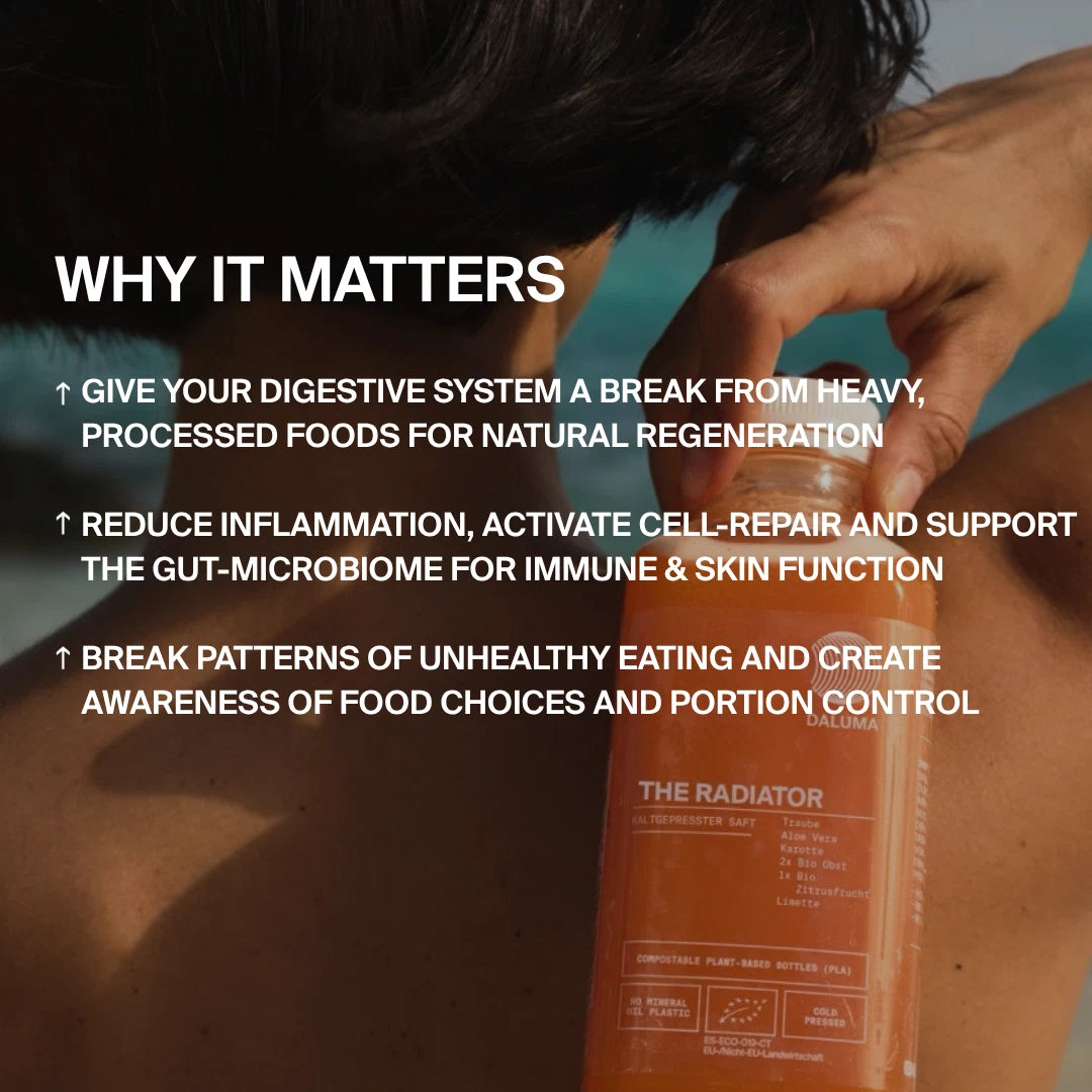 Am Strand trägt jemand Sonnencreme auf und hält dabei eine DALUMA-Flasche mit der Aufschrift BESSERE SAFTKUR - 7 TAGE. Der Text hebt die Vorteile hervor, wie die Entlastung der Verdauung und die Unterstützung der Regeneration - ideal für Ihre Saftkur- oder Kombucha-Routine.