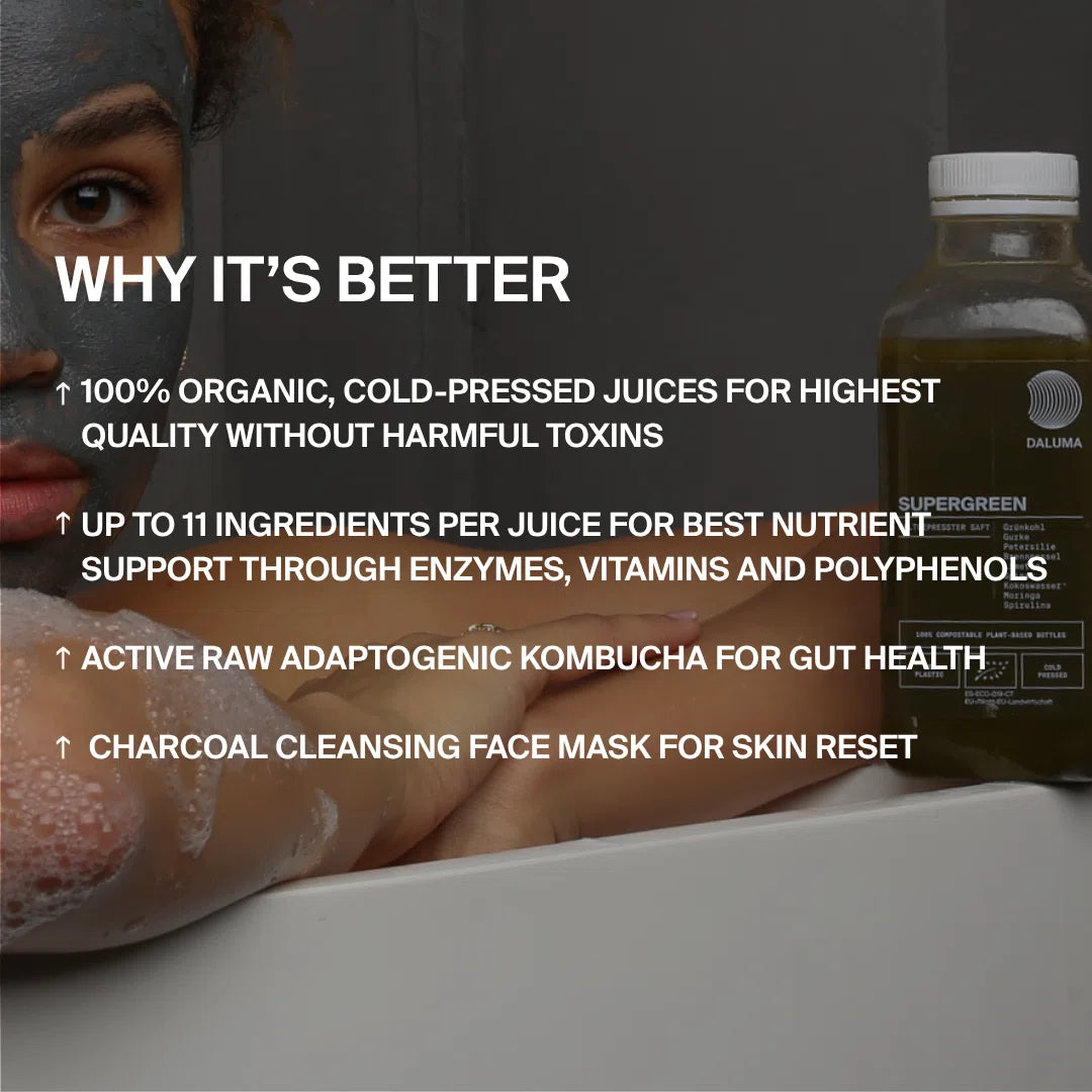 Eine Person mit einer Holzkohle-Gesichtsmaske stützt ihr Kinn neben einer grünen DALUMA BESSERE SAFTKUR - 7 TAGE Flasche. Der Text hebt die Vorteile wie Schadstofffreiheit und Nährstoffversorgung hervor - perfekt in Kombination mit einer reinigenden Gesichtsmaske.