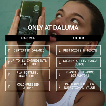 Eine Frau hält eine Flasche DALUMA RUN, FOREST GREEN JUICE 6 PACK hoch. Der Text hebt den biologischen Anbau, die vielen Zutaten, die schadstofffreie Verpackung und das kaltgepresste Verfahren hervor, das mehr Nährstoffe und weniger Zusatzstoffe als die Konkurrenz bietet.