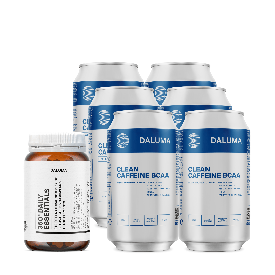 Das DALUMA ENERGY & BALANCE DUO besteht aus sechs CLEAN CAFFEINE BCAA-Dosen und einer 360 Daily Essentials Supplement-Flasche, die beide auf weißem Hintergrund für natürliche Energie stehen.