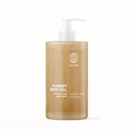 Eine klare Pumpflasche mit DALUMA FOREST SEED GEL PEELING HANDSEIFE, einer veganen Handseife mit sichtbaren Peelingpartikeln. Das Etikett weist auf Aprikosenkerne und Kiefer für ein sanftes Peeling und erfrischte Hände hin.