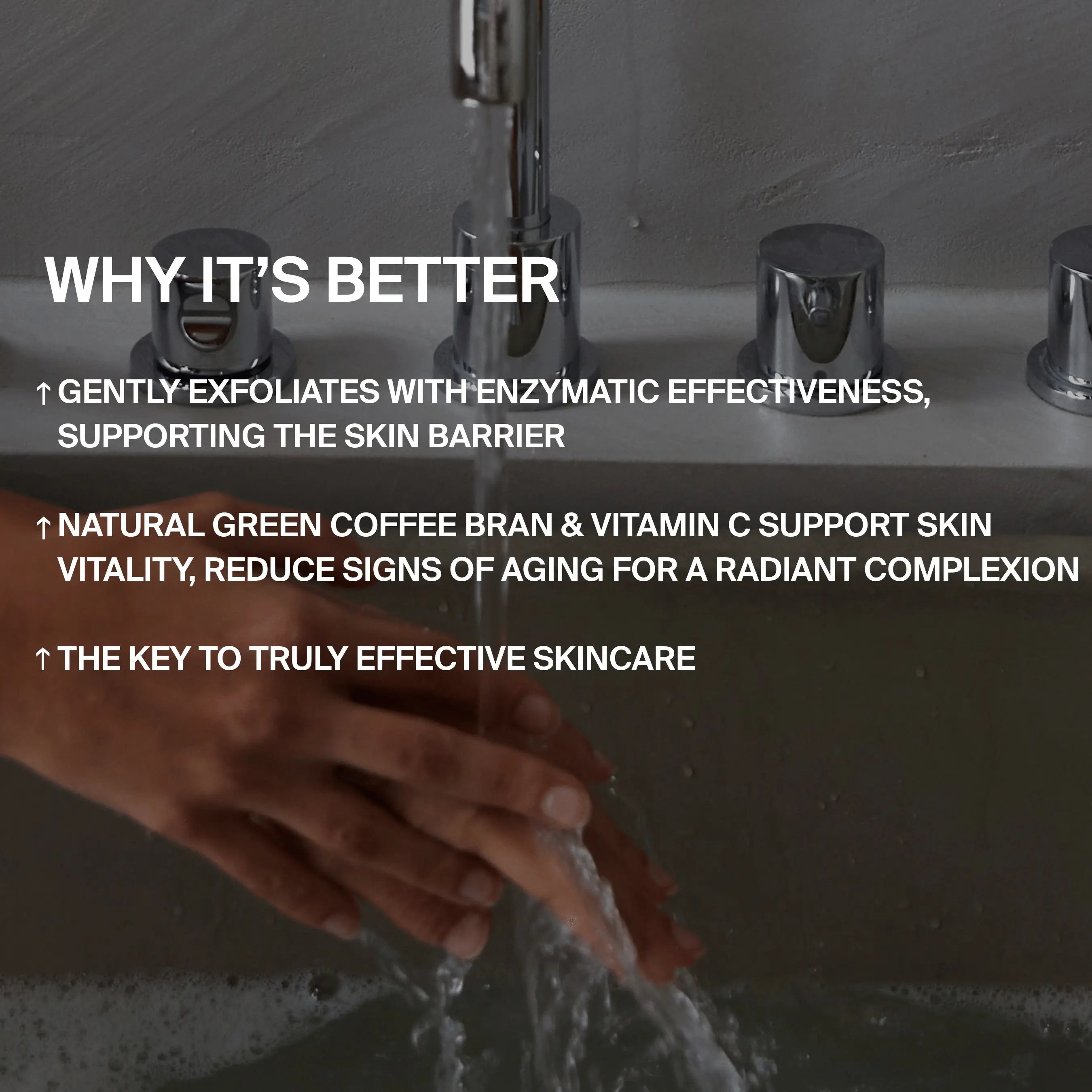 Eine Person wäscht sich die Hände unter einem laufenden Wasserhahn. Der eingeblendete Text hebt hervor: sanftes enzymatisches Peeling mit Aprikosenkernen, Unterstützung der Hautbarriere, Steigerung der natürlichen Vitalität und Reduzierung von Alterserscheinungen mit DALUMA FOREST SEED GEL PEELING HANDSEIFE.