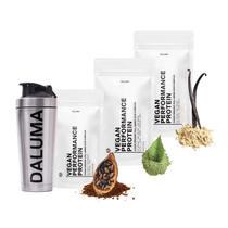 Das DALUMA VEGAN PERFORMANCE PROTEIN STARTER PACK enthält drei Proteinpulver mit einem Metall-Shaker, Kakaobohnen, Matcha-Pulver, Ingwerwurzel und Vanille - der ideale pflanzliche Boost für effektives Muskelwachstum.