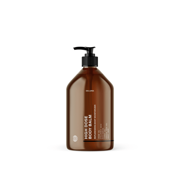 Die braune Pumpflasche mit der Aufschrift DALUMA HIGH DOSE BODY BALM bietet eine reichhaltige Textur und intensive Feuchtigkeitszufuhr für luxuriöse Feuchtigkeit und Anti-Aging-Vorteile und steht auf einem schlichten weißen Hintergrund.