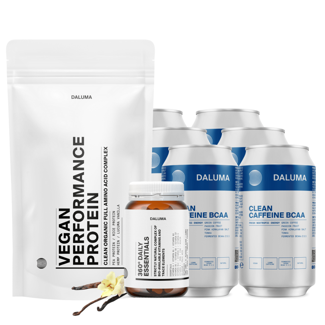 Das DALUMA HOLISTIC ENERGY PACK enthält einen weißen Beutel pflanzliches Protein mit Vanilleblüten, eine Flasche Daily Essentials Kapseln für die tägliche Nährstoffversorgung, und sechs Dosen veganen BCAAs Clean Caffeine Drink.