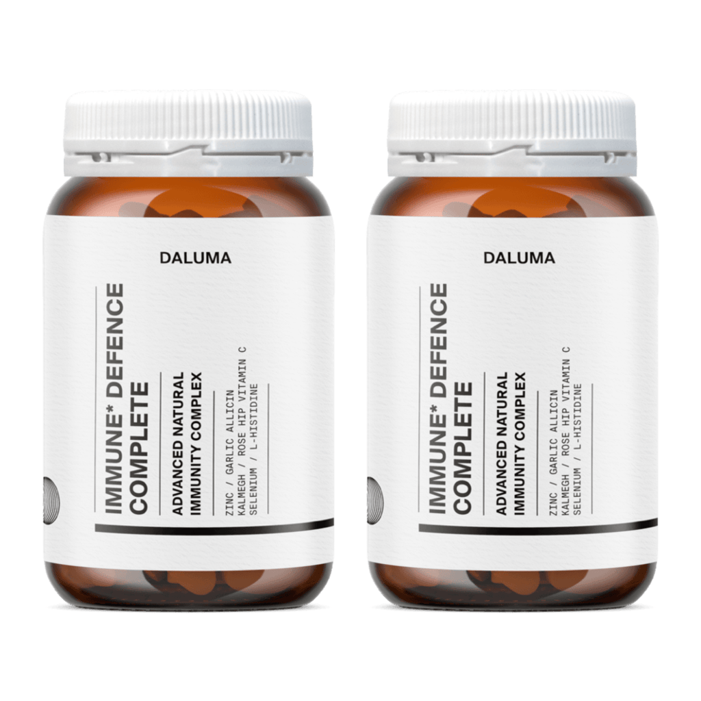 Zwei braune DALUMA-Flaschen mit der Aufschrift IMMUN DEFENCE COMPLETE KOMPLEX DOUBLE und weißen Deckeln. Das Etikett führt Zink, Vitamin C, Selen, Milchsäurebakterien und Kalmeghblattextrakt zur Unterstützung des Immunsystems auf.