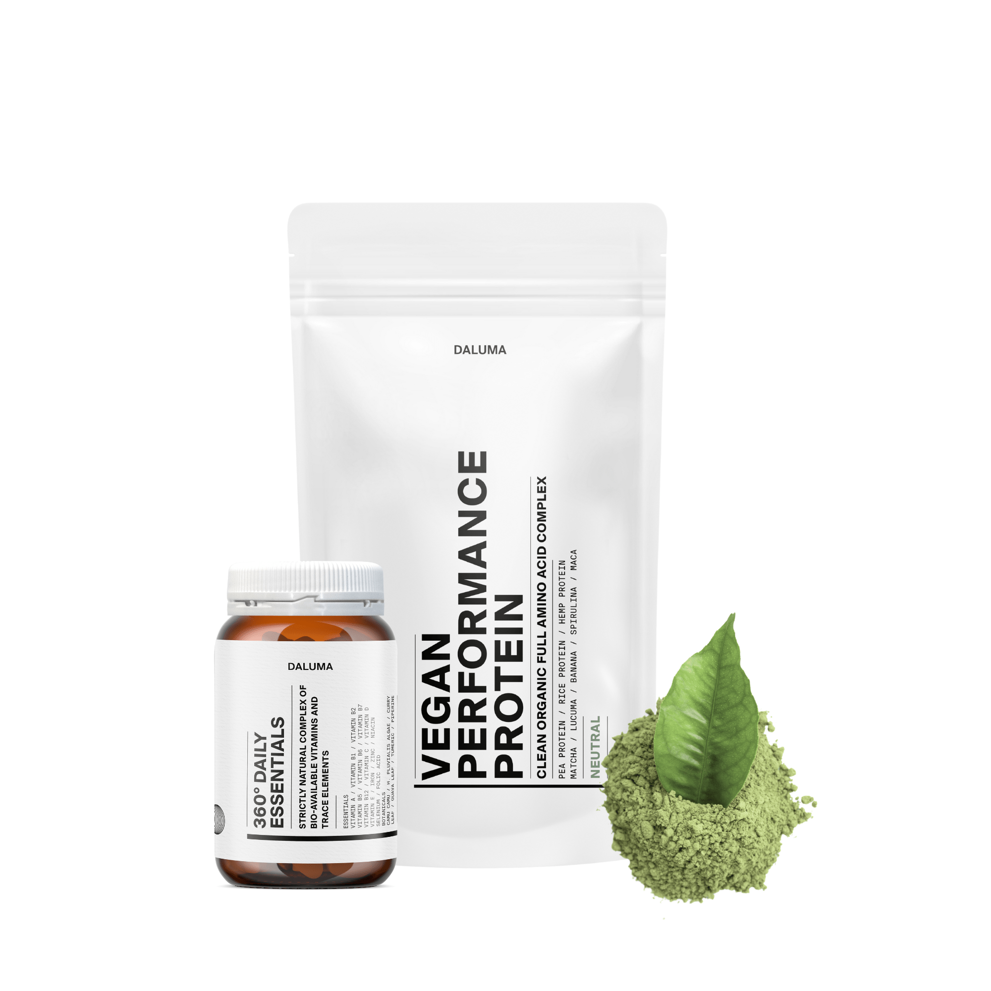 Ein Beutel und ein Glas von DALUMAs PERFORMANCE DUO NEUTRAL liegen auf weißem Hintergrund neben einem pflanzlichen Proteinpulver mit einem grünen Blatt - perfekt für die Makro- und Mikronährstoffversorgung.