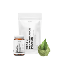 Ein Beutel und ein Glas von DALUMAs PERFORMANCE DUO NEUTRAL liegen auf weißem Hintergrund neben einem pflanzlichen Proteinpulver mit einem grünen Blatt - perfekt für die Makro- und Mikronährstoffversorgung.