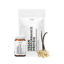 Das PERFORMANCE DUO VANILLE von DALUMA besteht aus einem weißen Beutel mit Vegan Performance Protein und einem 360 Daily Essentials-Glas mit Vanilleschoten und Proteinpulver vor einem weißen Hintergrund.