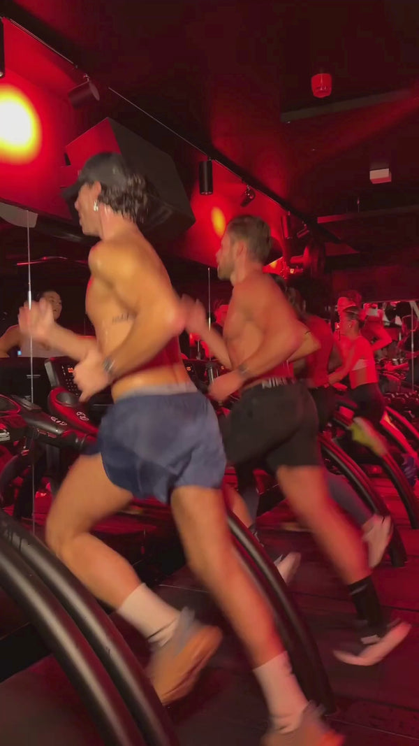 Bei Daluma bietet die HEALTH CLUB PRO MITGLIEDSCHAFT Zugang zu einer energiegeladenen, intensiven Fitnessstudioatmosphäre - auf Laufbändern in einem dunklen, von roten Lichtern beleuchteten Raum, umgeben von leidenschaftlichen Mitgliedern, die an ihre Grenzen gehen.