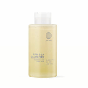 Eine durchsichtige Flasche mit der Aufschrift DALUMA RAW SEA ELEMENTS MEERSALZ DUSCHGEL enthält eine hellgelbe Flüssigkeit mit einer weißen Kappe. Mit Blasentang, Meersalz und Aloe Vera unterstützt es die natürliche Regeneration und ist ideal für trockene Haut; abgebildet vor einem weißen Hintergrund.