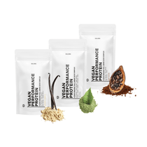 Drei weiße DALUMA VEGANES PERFORMANCE PROTEIN ALL FLAVORS-Beutel sind mit den Zutaten auf der Vorderseite abgebildet - Vanille, grüne Blätter und Kakao - und heben das beeindruckende Aminosäureprofil dieses veganen Proteinpulvers hervor.
