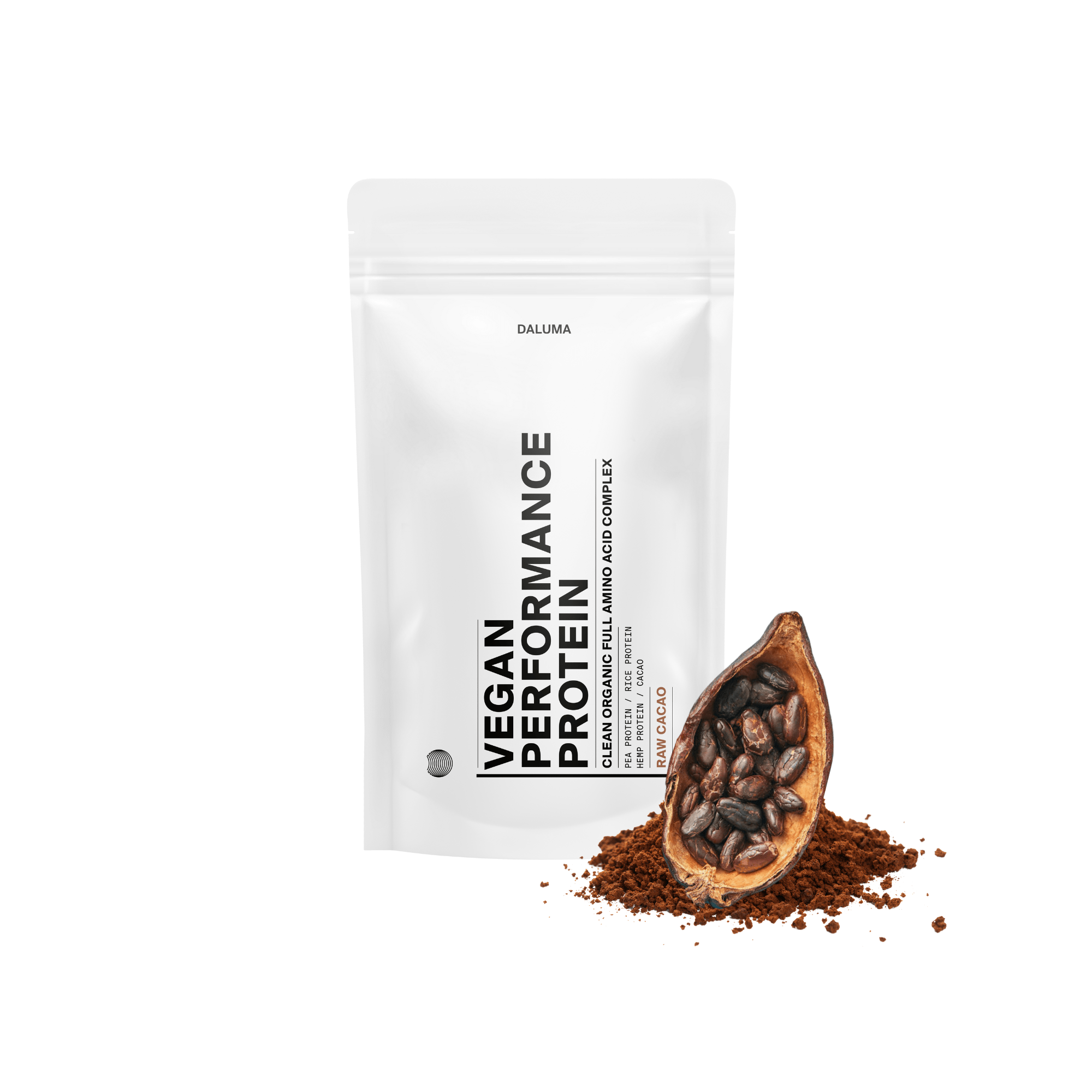 Ein weißer DALUMA VEGANES PERFORMANCE PROTEIN KAKAO-Beutel steht aufrecht neben einer halbierten Kakaoschote, Kakaobohnen und rohem Kakao auf weißem Hintergrund und hebt hochwertiges veganes Protein hervor.